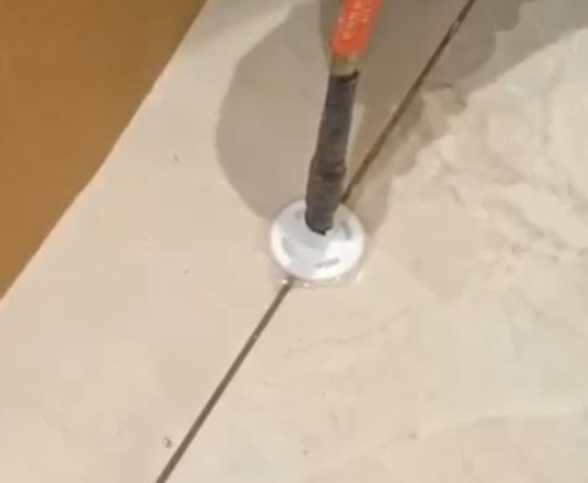 掇刀瓷砖空鼓维修公司专业解答瓷砖在铺贴过程中，如果没有涂抹均匀到位的粘结材料（如水泥砂浆或瓷砖胶），可能会导致以下问题