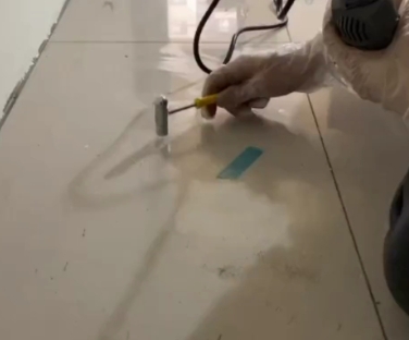 掇刀瓷砖开裂维修公司专业分享瓷砖在铺贴前如果没有沥干水分，将会导致以下问题