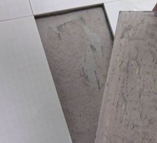 掇刀瓷砖空鼓维修公司分享瓷砖铺贴时如果打浆（即涂抹在瓷砖背面和基层上的砂浆或瓷砖胶）过少，会带来以下问题